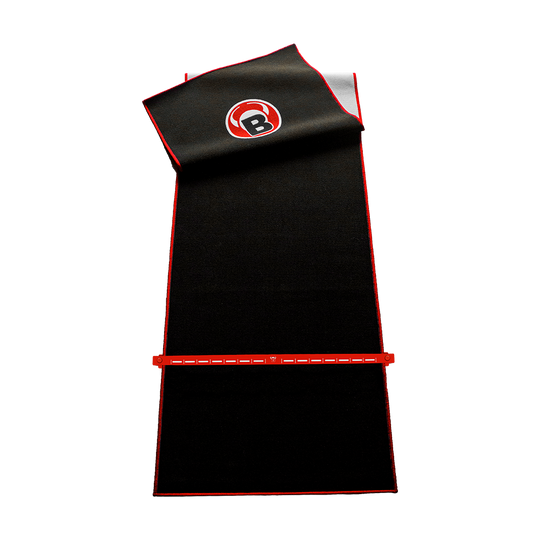 Das Bild zeigt den "Bulls Oky System SET - Teppich mit Metall Oche". Es handelt sich um einen schwarzen Teppich mit rotem Rand und integriertem Metall-Oche für Dartspiele.