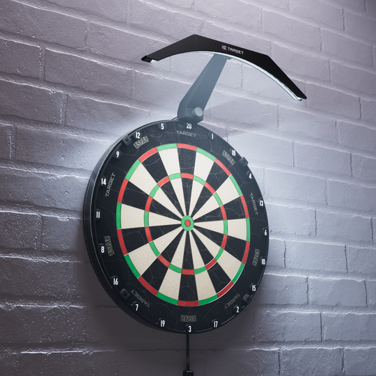 Éclairage pour cible de fléchettes Target ARC V2 Das Bild zeigt eine Dartboard-Beleuchtung namens "Target ARC V2", die über einem Dartboard an der Wand montiert ist. Das Licht leuchtet das Dartboard gleichmäßig aus und sorgt für eine klare Sicht auf die Felder.