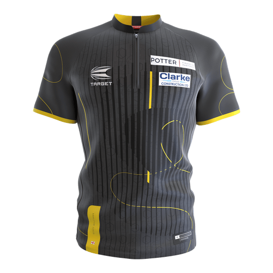 Chemise de fléchettes sans col Target Coolplay Scott Williams Das Bild zeigt ein kurzärmliges Dartshirt ohne Kragen in dunklem Grau mit gelben Akzenten. Auf dem Shirt befinden sich Sponsorenlogos sowie dezente Musterlinien.