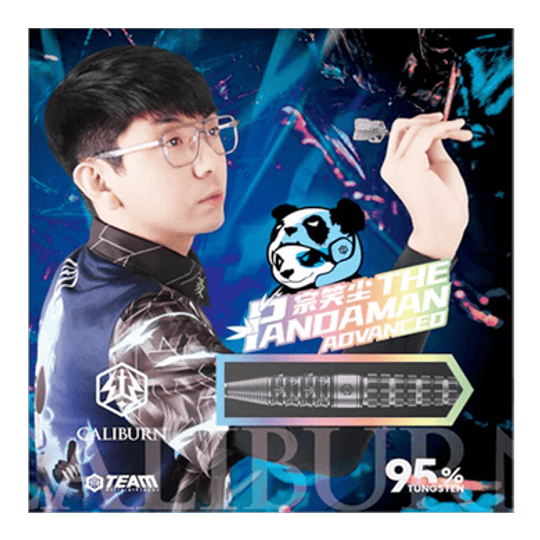 Das Bild zeigt die Steeldarts "Caliburn Player The Pandaman Advanced" mit einem Gewicht von 23g. Im Vordergrund ist ein Spieler mit Dartpfeil sowie das Produktdesign und ein Panda-Logo zu sehen.