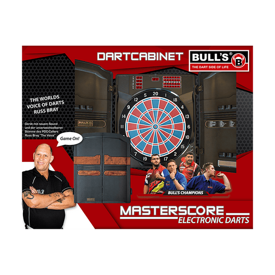 67990_Bulls_Master-Score_RB_Elektronik_Dartboard_2 Das Bild zeigt das Produkt "Bulls Masterscore RB Elektronik Dartboard" in einer ansprechenden Verpackung. Auf der Verpackung sind verschiedene Dartspieler und das elektronische Dartboard mit Schrank abgebildet.