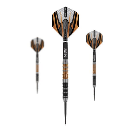 Fléchettes en acier Red Dragon Panterra Das Bild zeigt drei Red Dragon Panterra Steeldarts mit auffälligem Design in Schwarz, Silber und Gold. Die Darts haben eine spitze Metallspitze und strukturierte Griffringe am Schaft.