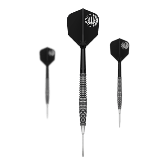 Target Japan Paul Lim The Legend GEN8 Swiss Point Steeldarts - 24 g Das Bild zeigt drei Steeldarts des Produkts „Target Japan Paul Lim The Legend GEN8 Swiss Point – 24g“. Die Darts haben schwarze Flights und ein silbernes, strukturiertes Barrel-Design.