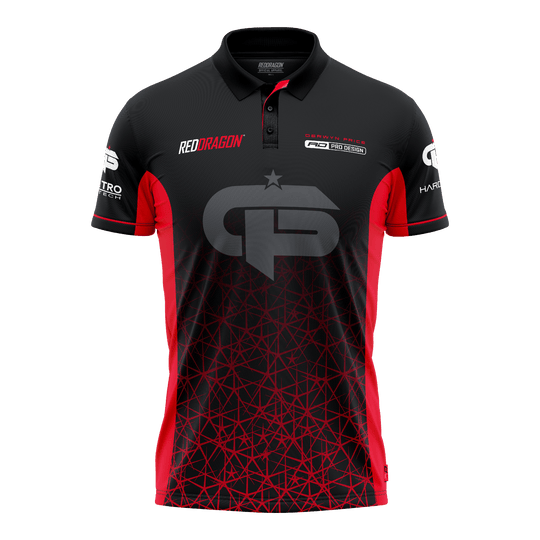 Red Dragon Gerwyn Price Polo rouge Tour Dart Das Bild zeigt ein schwarzes und rotes Dartshirt mit dem Namen "Red Dragon Gerwyn Price Red Tour Polo Dartshirt". Auf der Vorderseite sind Logos und ein großes GP-Emblem zu sehen.