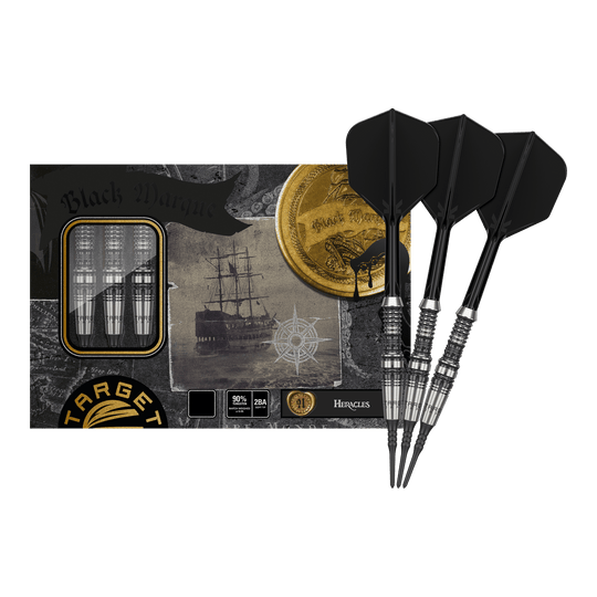 Fléchettes souples Target Japan Black Marque Heracles - 18 g Das Bild zeigt das Produkt "Target Japan Black Marque Heracles Softdarts - 18g" mit drei schwarzen Softdarts. Die Verpackung ist mit maritimen Motiven und goldenen Details gestaltet.