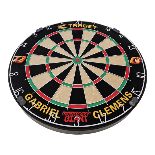 Jeu de fléchettes en acier Target Gabriel Clemens Dies ist eine Steeldartboard-Set mit der Aufschrift „Gabriel Clemens“ und „German Giant“. Das Board ist von der Marke Target und hat die klassischen Farben und Markierungen eines Dartboards.