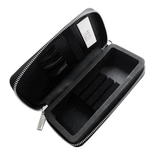Mallette d'affaires Cameo Pro3 Das Bild zeigt ein schwarzes Etui mit Reißverschluss, das im Inneren Fächer für Karten und andere kleine Gegenstände hat. Der Innenraum ist mit Schaumstoff ausgekleidet und für eine geordnete Aufbewahrung unterteilt.
