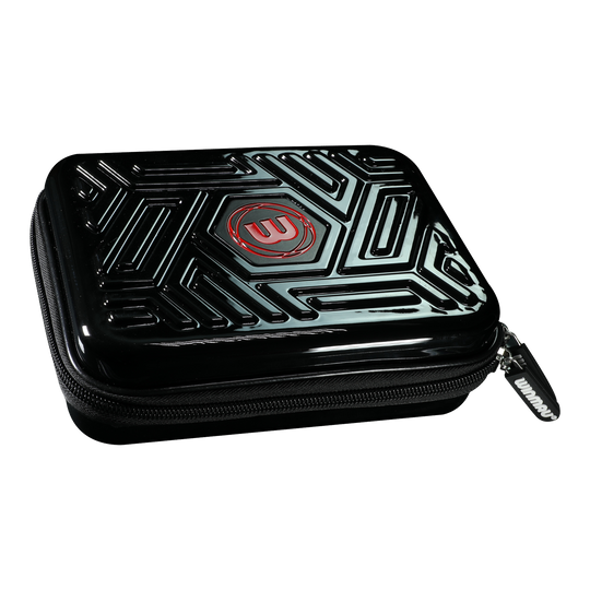 Portefeuille de fléchettes Winmau Armor G2 Das Bild zeigt ein schwarzes Dart-Etui mit einem geometrischen Muster auf dem Deckel. In der Mitte befindet sich ein rotes Logo und der Reißverschluss trägt den Schriftzug "Winmau".