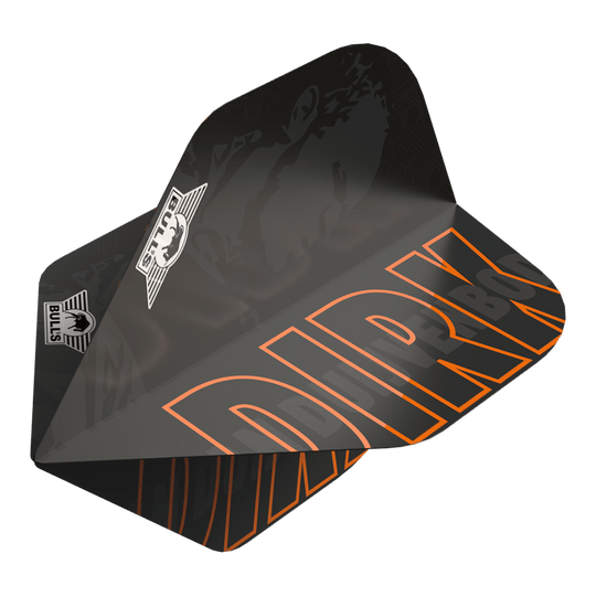 Bulls NL Joueur 100 Dirk Van Duijvenbode No2 Vols Standard Dies ist ein Dart-Flügel aus der Bulls NL Player 100 Serie für Dirk Van Duijvenbode. Er ist schwarz mit orangefarbenen Akzenten und trägt den Namen "DIRK" sowie das Bulls NL Logo.