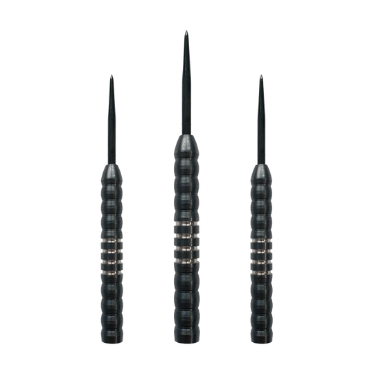 Canons de fléchettes en acier McDart Midnight V1 Das Bild zeigt drei Steeldart-Barrels des Produkts „McDart Midnight V1 Steeldart Barrels“. Die Barrels sind schwarz mit silbernen Rillen und haben eine gerillte Oberfläche für besseren Halt.