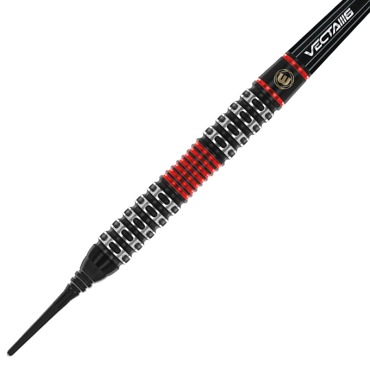 2451_Winmau_Joe_Cullen_Special_Edition_Softdarts_2 Auf dem Bild ist ein Softdartpfeil mit einem schwarzen, silbernen und roten Griff zu sehen. Der Pfeil hat ein auffälliges, geriffeltes Muster und die Aufschrift "VECTA" auf dem Schaft.