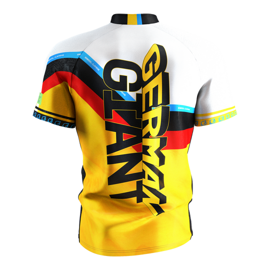 Maillot de fléchettes Target Coolplay Gabriel Clemens 2025 Das Bild zeigt das "Target Coolplay Gabriel Clemens 2025 Dartshirt" von hinten. Auf dem Shirt steht in großen Buchstaben "German Giant" und es ist in den Farben der deutschen Flagge gestaltet.