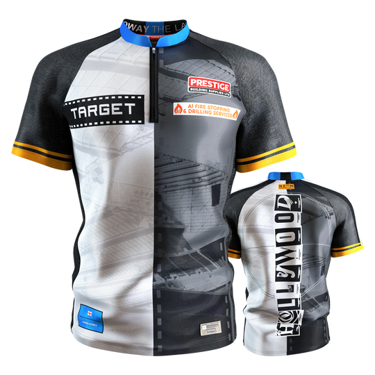 Maillot de fléchettes Target Coolplay Chris Dobey 2025 Dieses Bild zeigt das "Target Coolplay Chris Dobey 2025 Dartshirt" von vorne und hinten. Das Shirt hat ein modernes, schwarz-weißes Design mit gelben Akzenten und mehreren Sponsorenlogos.