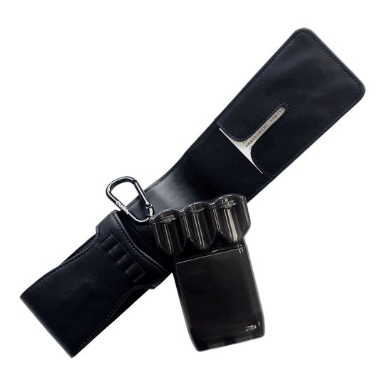 Étui à fléchettes Cameo Thread Das Bild zeigt ein schwarzes Dart-Etui mit einem Kunststoff-Behälter und Karabiner. Das Etui ist offen dargestellt, sodass das Innere sichtbar ist.