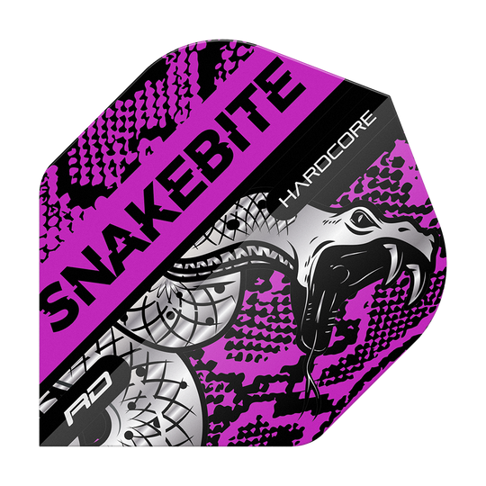 Dieses Bild zeigt ein Dart-Flight mit dem Namen "Red Dragon Hardcore Snakebite Coiled Snake Purple Standard Flights". Das Design ist lila, schwarz und silbern mit einer auffälligen Schlange und der Aufschrift "SNAKEBITE" und "HARDCORE".