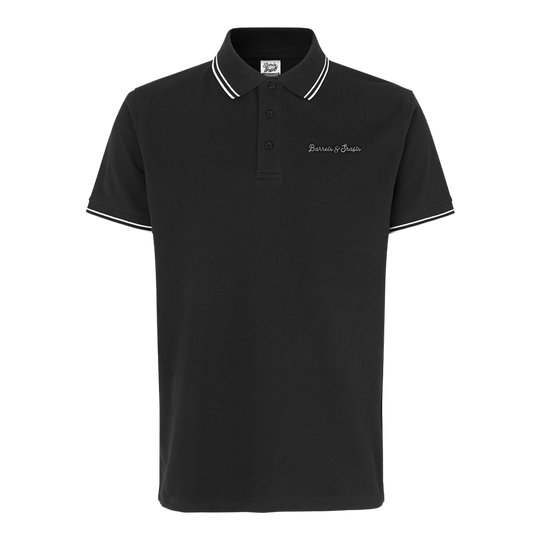 Polo Barrels and Shafts - Noir Das Bild zeigt ein schwarzes Poloshirt mit weißen Akzenten an Kragen und Ärmeln. Auf der Brust ist der Schriftzug "Barrels & Shafts" eingestickt.