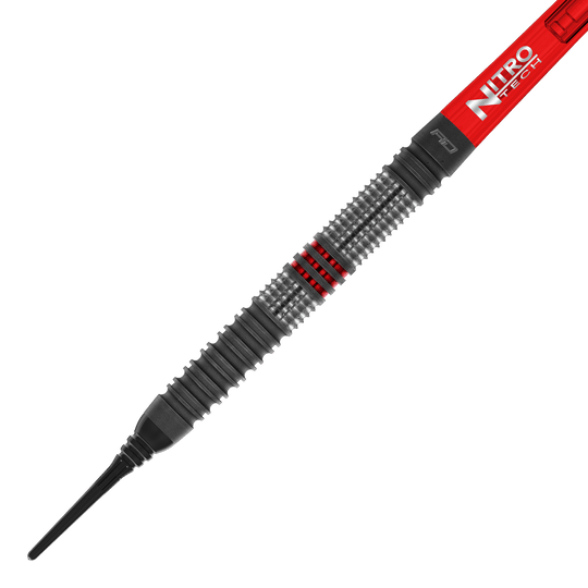 Red Dragon Jonny Clayton Hiraeth Fléchettes souples - 20 g Das Bild zeigt den Red Dragon Jonny Clayton Hiraeth Softdart mit einem Gewicht von 20 Gramm. Der Dart hat ein silbernes Griffstück mit roten Akzenten und einen roten Schaft mit der Aufschrift "Nitro Tech".
