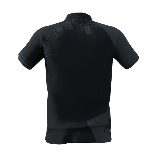 BU69610_BullsNL_Plain_Black_Dart_Poloshirt_3 Dies ist das Bulls NL Plain Black Dart Poloshirt, abgebildet von hinten. Das Poloshirt ist schwarz mit dezenten grauen Mustern auf Schultern und unterem Rand.