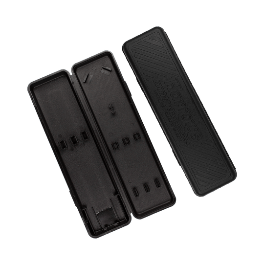Plastikbox-HarrowsEDfrEB4cCdgty Das Bild zeigt eine geöffnete schwarze Kunststoffbox mit dem Aufdruck "Harrows". Die Box ist für die Aufbewahrung von ACE Rubber Grip Steeldarts gedacht.