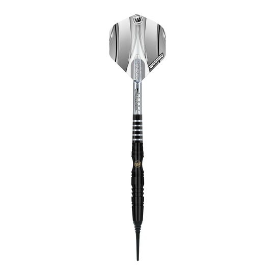 Fléchettes souples Winmau Sniper Black - 20 g Das Bild zeigt einen Winmau Sniper Black Softdart mit einem Gewicht von 20 Gramm. Der Dart ist überwiegend schwarz mit silbernen Akzenten und besitzt eine schwarze Softspitze.