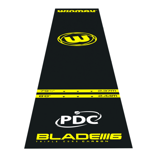 Tapis de fléchettes Winmau Pro-Zone Essential en PVC Das Bild zeigt die Winmau Pro-Zone Essential PVC Dartmatte in schwarzer Farbe mit gelben Markierungen. Auf der Matte sind verschiedene Entfernungsmarkierungen, das Winmau-Logo sowie die Aufschrift "BLADE 6" und "PDC" zu sehen.