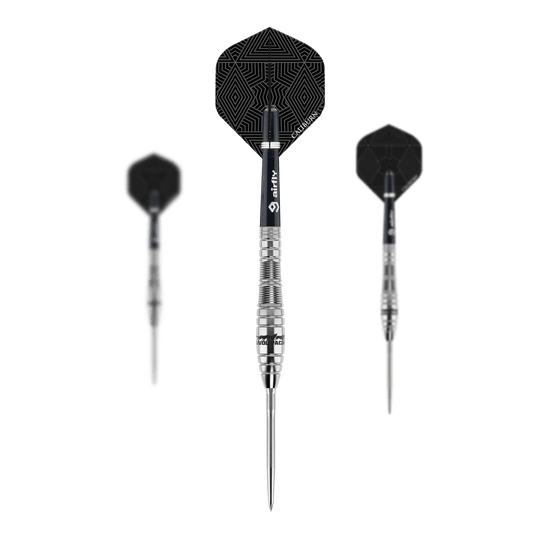 Das Bild zeigt drei Steeldarts des Produkts "Caliburn Wolfpack W2 Steeldarts - 22g". Die Darts haben silberne Spitzen und schwarze Flights mit geometrischem Muster.
