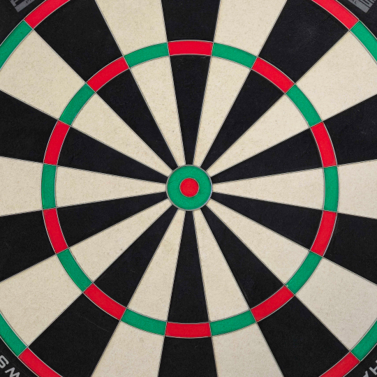 Das Harrows Fortis Steeldartboard wird hier von vorne gezeigt. Es eignet sich hervorragend für professionelle und Freizeitspieler.
