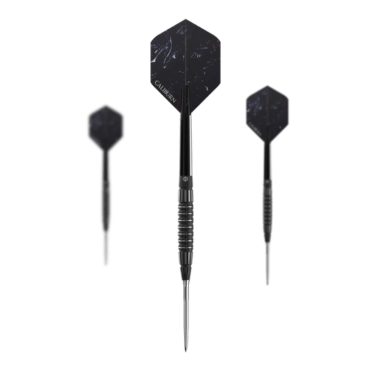 Fléchettes en acier Caliburn Sword S3 - 23 g Das Bild zeigt drei Steeldarts des Modells "Caliburn Sword S3" mit einem Gewicht von 23g. Die Darts haben ein schwarzes Design mit silbernen Spitzen und dunklen Flights.
