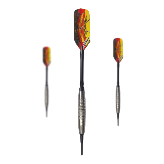Fléchettes souples McDart 85 Tungstène V6 - 16 g Das Bild zeigt drei Softdarts des Modells "McDart 85er Tungsten V6" mit einem Gewicht von 16g. Die Darts haben silberne Barrels und bunte Flights in Rot-Gelb-Schwarz.