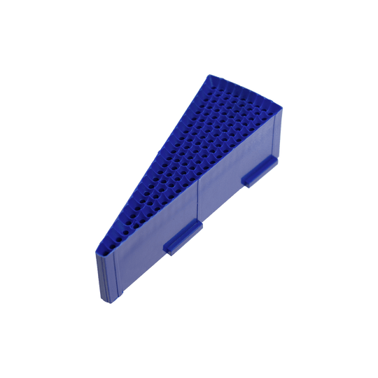 LW2_L-wen_Dart_Ersatzfeld_Single_Innen_Blau_1_Originalteil Das Bild zeigt ein blaues Ersatzfeld für eine Löwen Dart-Scheibe. Das Feld ist dreieckig und hat viele kleine Löcher für die Dartspitzen.