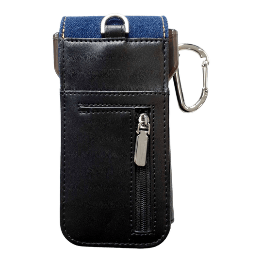Étui à fléchettes en denim Cameo Acento Das Bild zeigt ein elegantes Dart-Etui aus schwarzem Leder mit einem Reißverschlussfach. Am oberen Rand befindet sich ein Karabinerhaken und ein Einsatz aus dunkelblauem Denim-Stoff.