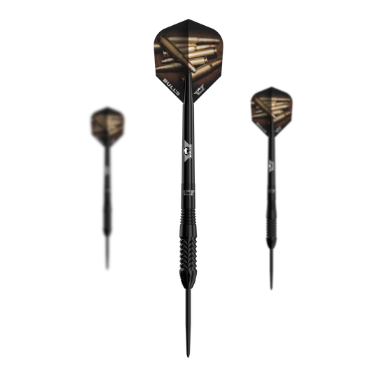 Fléchettes en acier noir Bulls NL Caliber Das Bild zeigt drei schwarze Steeldarts des Modells "Bulls NL Caliber". Die Flights der Darts haben ein Muster mit Patronenhülsen und das Design ist insgesamt modern und sportlich.