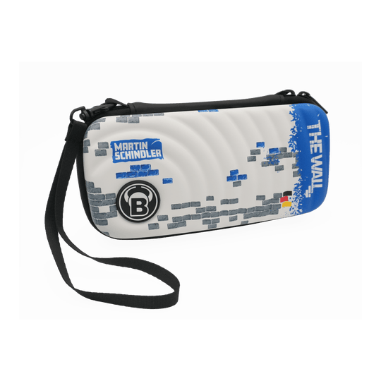 Das Bild zeigt das Produkt "Bulls Orbis S Martin Schindler Dartcase". Das Dartcase ist weiß mit einem Ziegelstein-Muster, einem blauen Bereich mit der Aufschrift "THE WALL" und besitzt einen schwarzen Trageriemen.