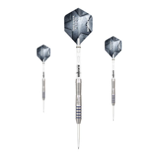 Fléchettes en acier Unicorn Silver Star Var.2 Gary Anderson Auf dem Bild sind drei silberne Steeldarts mit schwarzen Flights zu sehen. Auf den Flights steht "Silver Star" und "Unicorn".