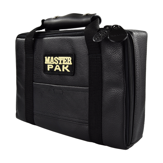Pak5_Master_Pak_Leder_Edition_Darttasche_1 Auf dem Bild ist die "Master Pak Leder Edition Darttasche" zu sehen. Die schwarze Tasche besteht aus Leder und hat einen robusten Griff sowie einen Reißverschluss.