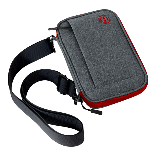 Portefeuille à fléchettes Harrows Smart Case XL Das Bild zeigt eine graue Darttasche mit roten Akzenten und einem schwarzen Schultergurt. Auf der Vorderseite ist ein rundes rotes Logo sichtbar.