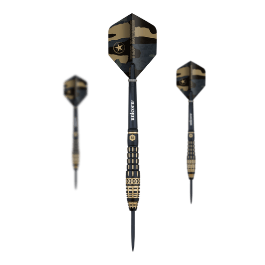 Fléchettes en acier Unicorn Top Brass V4 - 20 g Das Bild zeigt den Dartpfeil „Unicorn Top Brass V4 Steeldarts - 20g“. Der Pfeil hat eine schwarze und goldene Farbe sowie ein Tarnmuster auf dem Flight.
