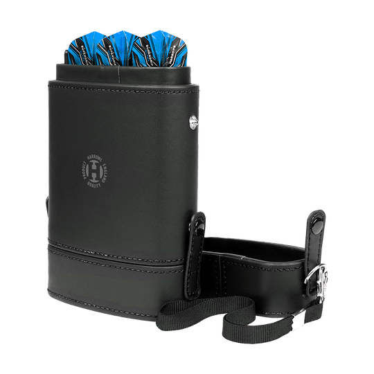 HRT-16396_Harrows_Prima_Dartcase_Black_3 Die Abbildung zeigt das Produkt "Harrows Prima Dartcase" in schwarzem Design. In der Tasche befinden sich mehrere Darts mit blauen Flights.