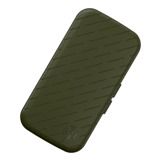 Étui à fléchettes Harrows Slimcase Das Bild zeigt ein schlankes, grünes Etui mit leicht abgeschrägten Kanten und schrägen Linien als Muster. In der unteren Ecke befindet sich ein rundes Logo mit der Aufschrift "HARROWS ORIGINAL QUALITY PRODUCT".