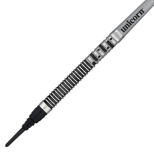 23831_Unicorn_Noir_Gary_Anderson_Phase_5_Softdarts_2 Das Bild zeigt einen Unicorn Noir Gary Anderson Phase 5 Softdart. Der Dartpfeil hat ein silber-schwarzes Design mit präzisen Rillen für besseren Halt.