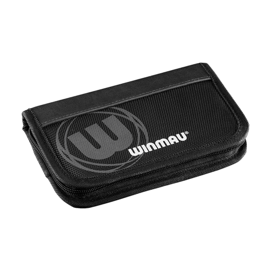 8324_Winmau_Urban-Slim_Dartcase_Schwarz_0 Das Bild zeigt ein schwarzes Winmau Urban Slim Dartcase. Das Etui ist rechteckig und hat das Winmau-Logo auf der Vorderseite.