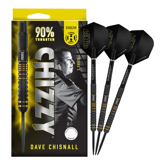 Das Bild zeigt eine Verpackung der Harrows Dave Chisnall Chizzy Series 3 Steeldarts mit einem Porträt von Dave Chisnall. Rechts daneben sind drei schwarze und gelbe Steeldarts abgebildet.