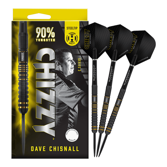 Fléchettes en acier Dave Chisnall Chizzy Series 3 de Harrow Das Bild zeigt eine Verpackung der Harrows Dave Chisnall Chizzy Series 3 Steeldarts mit einem Porträt von Dave Chisnall. Rechts daneben sind drei schwarze und gelbe Steeldarts abgebildet.