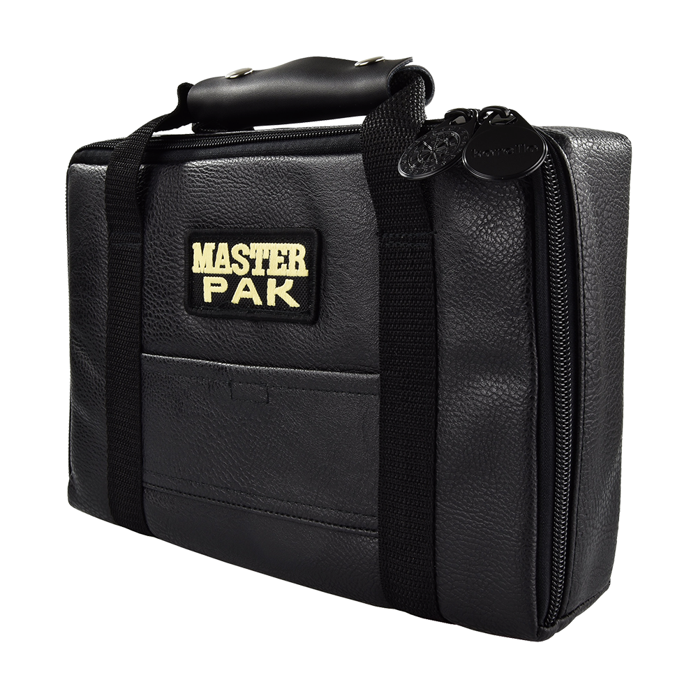 Pak5_Master_Pak_Leder_Edition_Darttasche_1 Auf dem Bild ist die "Master Pak Leder Edition Darttasche" zu sehen. Die schwarze Tasche besteht aus Leder und hat einen robusten Griff sowie einen Reißverschluss.