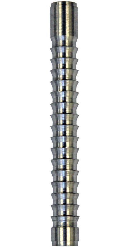 mc3neu5200bfbe6c06d Das Bild zeigt den "McDart Ultra Shark Barrel Soft", einen silbernen Dart-Barrel mit markanten Rillen. Das Metallstück hat eine zylindrische Form und ist präzise gearbeitet.