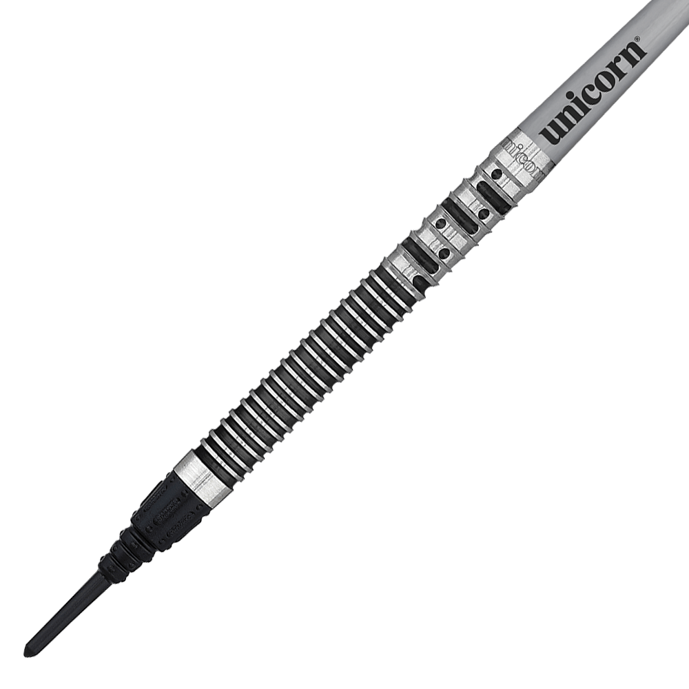 23831_Unicorn_Noir_Gary_Anderson_Phase_5_Softdarts_2 Das Bild zeigt einen Unicorn Noir Gary Anderson Phase 5 Softdart. Der Dartpfeil hat ein silber-schwarzes Design mit präzisen Rillen für besseren Halt.