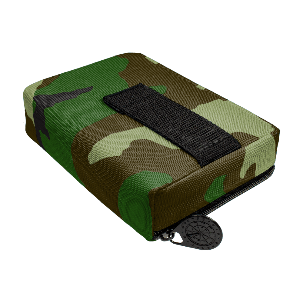 716_McDart_Tasche_Klein_Camo_3 Die Abbildung zeigt eine kleine Tasche im Camouflage-Design. Sie hat einen schwarzen Reißverschluss und einen schwarzen Stoffstreifen auf der Oberseite.